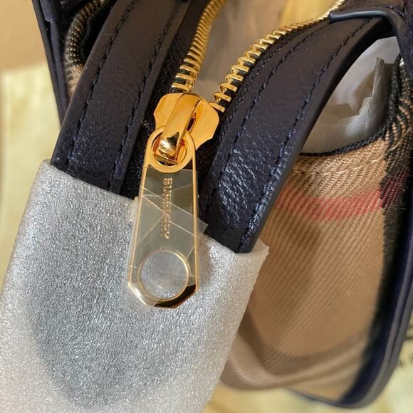 Burberry Banwell Tote navy Leather Shoulder Bag New - Picture 4 of 8